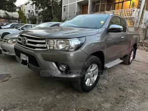 Photo - Toyota Hilux 2018 Gray