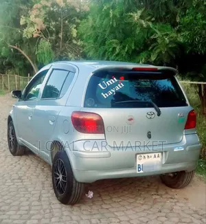 Toyota Vitz 2002 Silver