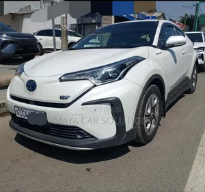 Photo - Toyota C-HR 2022 White