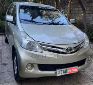 Photo - Toyota Avanza 2013 Gold