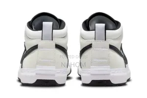 Nike Leo Banker Skateboarding