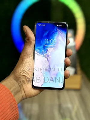 Photo - Samsung Galaxy S10e 128 GB Black