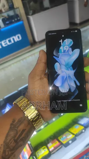 Photo - Samsung Galaxy Z Flip4 256 GB Black