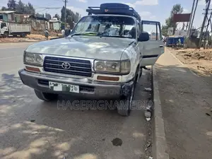 Toyota Land Cruiser 1990 White