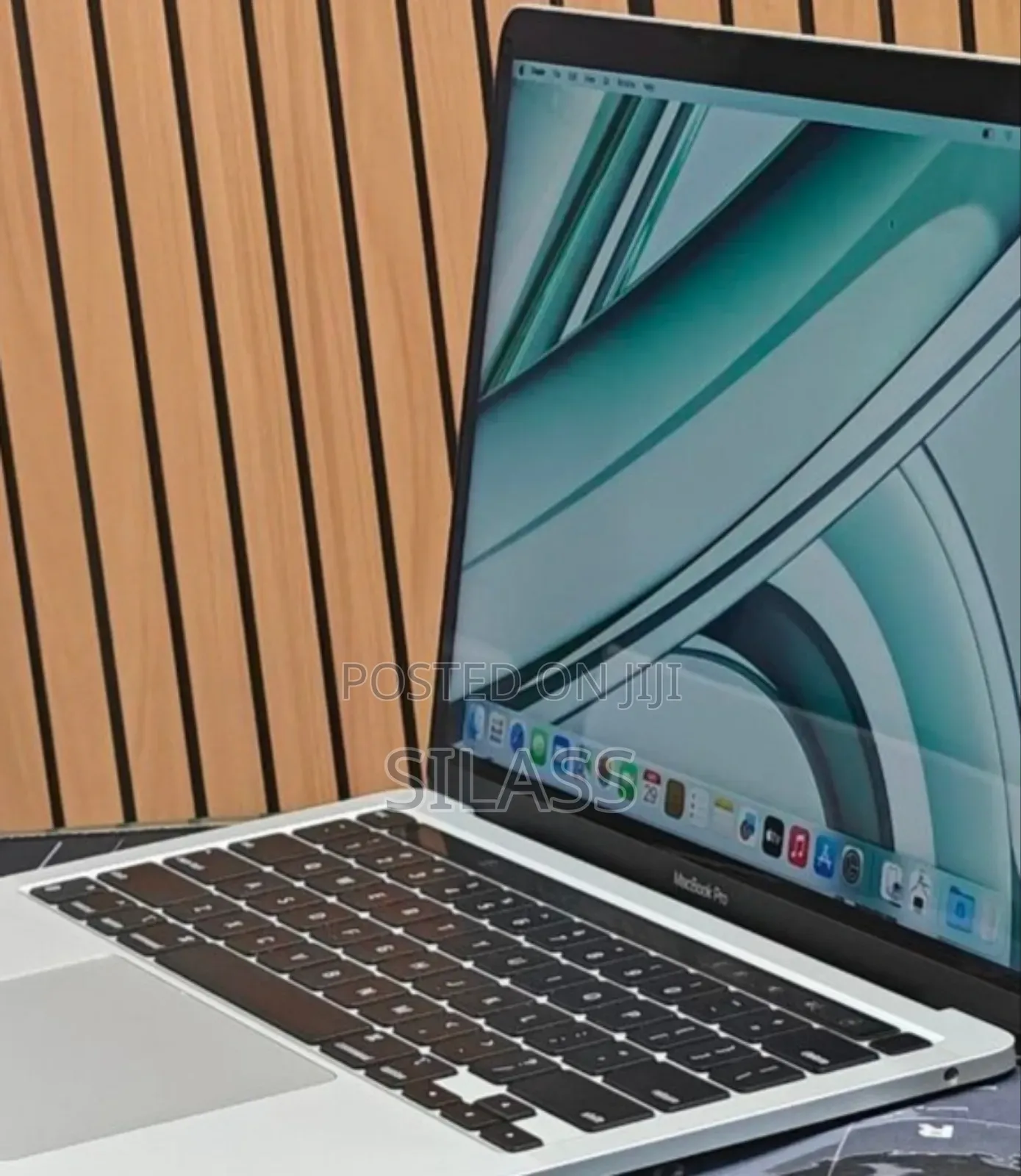 New Laptop Apple MacBook Pro 2022 M2 8GB Intel Core M2 SSD 256GB