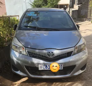 Photo - Toyota Yaris 2014 Gray