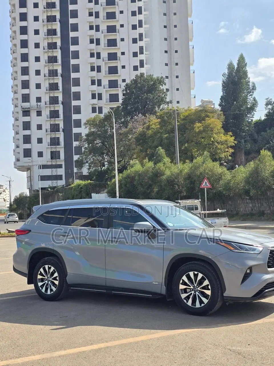 Toyota Highlander Hybrid LE AWD 2023 Gray