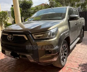 Photo - Toyota Hilux 2022 Green