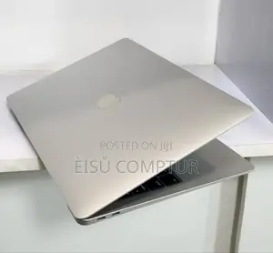 Photo - New Laptop Apple MacBook 2020 8GB Intel Core I3 SSD 256GB