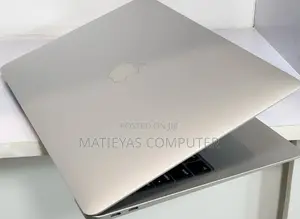 Photo - New Laptop Apple MacBook 2020 8GB Intel Core I3 SSD 256GB
