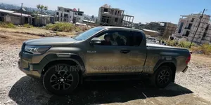 Photo - Toyota Hilux 2021 Gold
