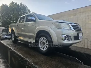 Photo - Toyota Hilux 2013 Brown