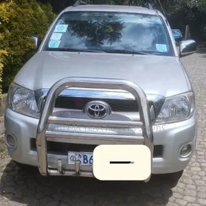 Photo - Toyota Hilux 2010 Silver