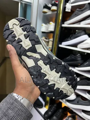 Original Columbia 100% Water Proof Smooth Sneakers for Man's From Usa