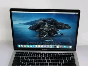 Photo - New Laptop Apple MacBook 2020 8GB Intel Core 3 SSD 256GB