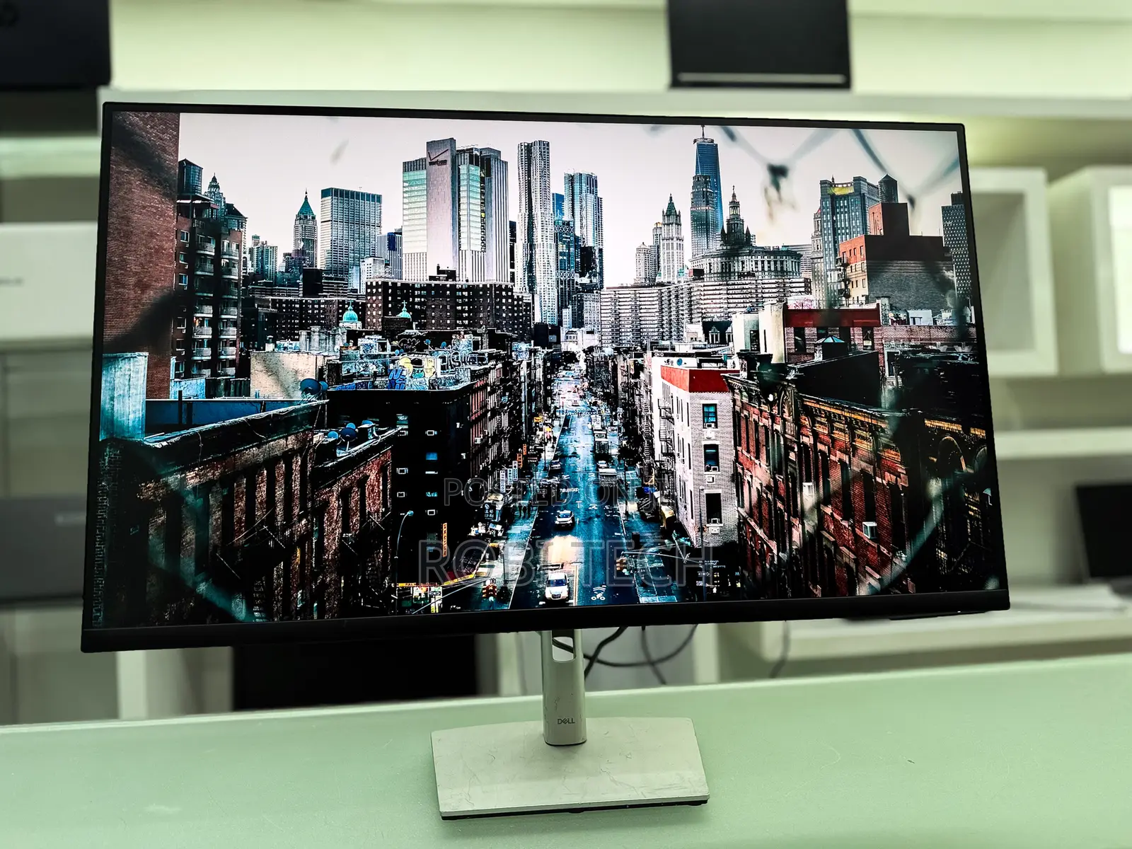 32” Dell Monitor — Perfect for Traders Gamers