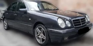 Photo - Mercedes-Benz E230 1997 Gray