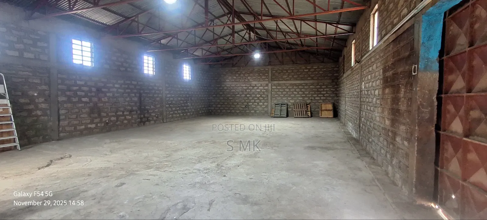 Warehouse ሳሪስ አቦ