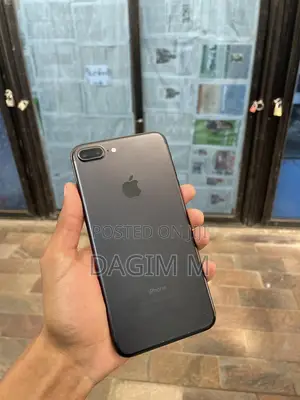 Photo - Apple iPhone 7 Plus 128 GB Black