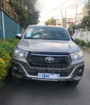 Photo - Toyota Hilux 2020 Gray