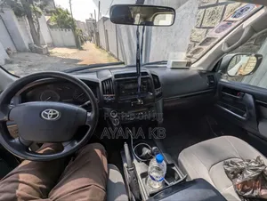 Toyota Land Cruiser 2012 White