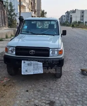 Photo - Toyota Land Cruiser 2011 White