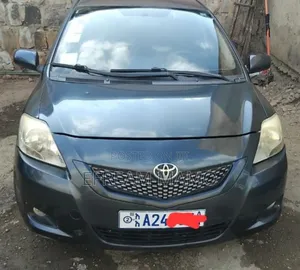 Photo - Toyota Yaris 2010 Gray