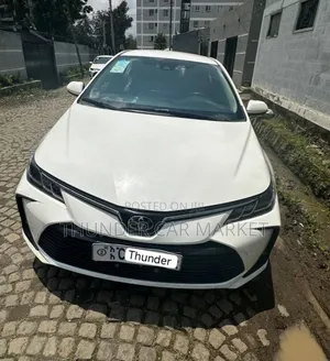 Photo - Toyota Corolla 2022 White