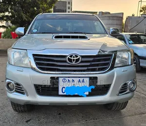 Photo - Toyota Hilux 2013 Silver