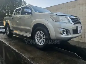 Toyota Hilux 2013 Gold