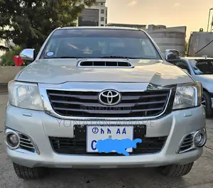 Photo - Toyota Hilux 2013 Gold