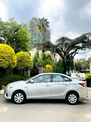 Toyota Yaris LE Hatchback 5dr 2013 Silver