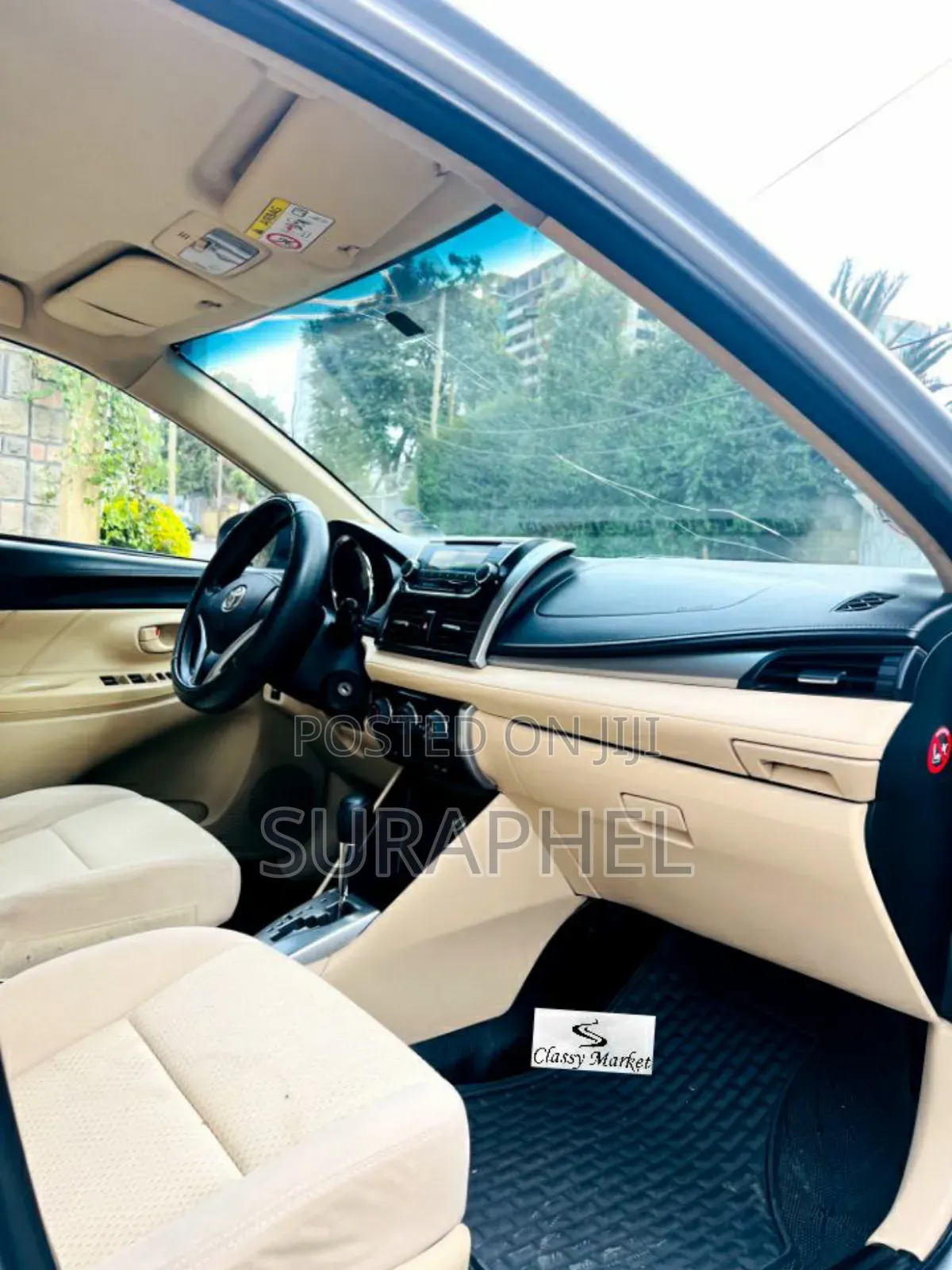 Toyota Yaris LE Hatchback 5dr 2013 Silver