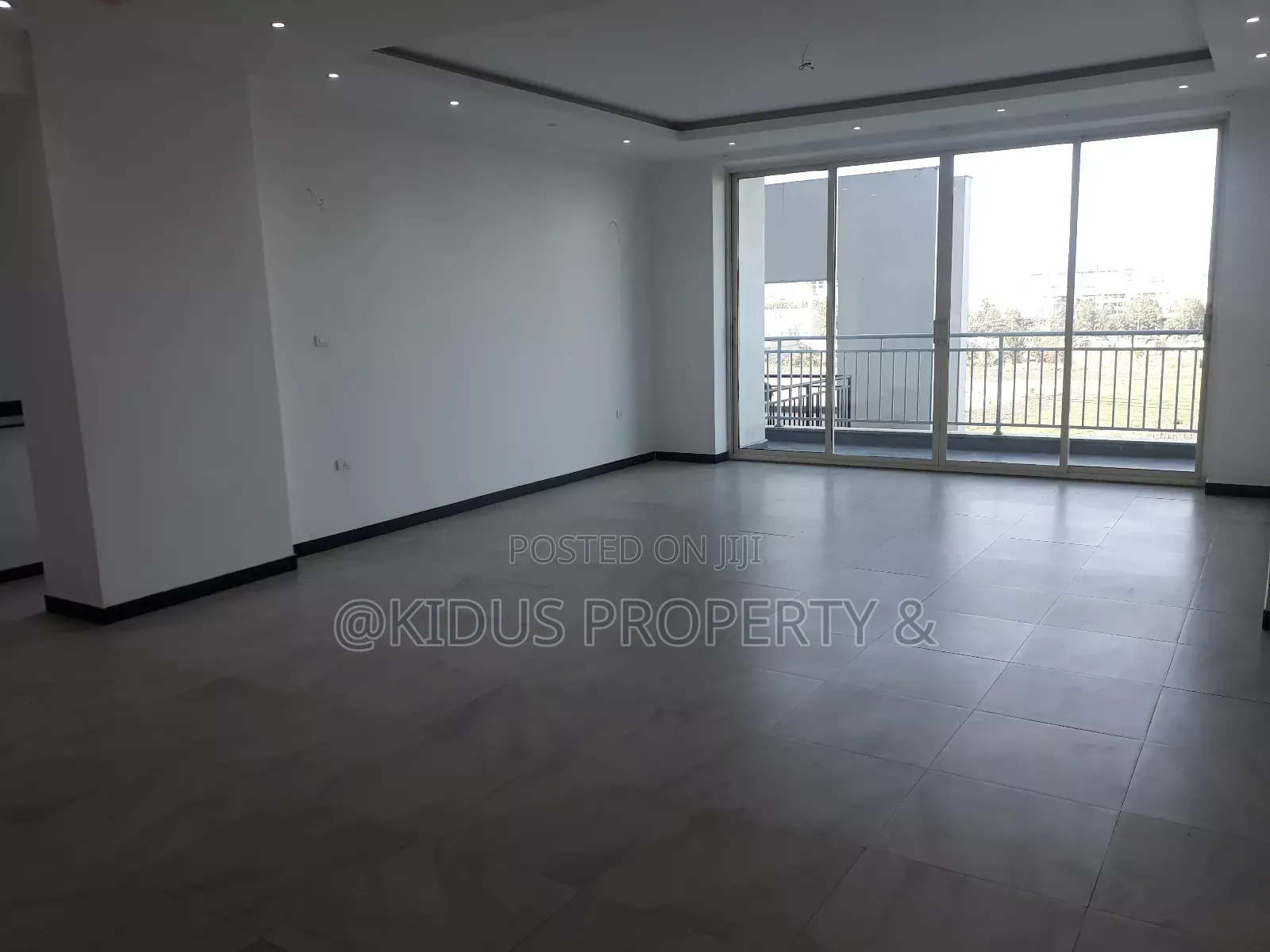 4bdrm Apartment in Lebu Medhaniyalem, Nifas Silk-Lafto for sale