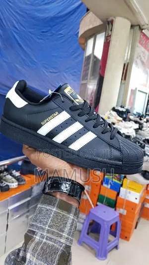 This Is Adidas Superstar Low-Top Snaeker in Ablack White Color