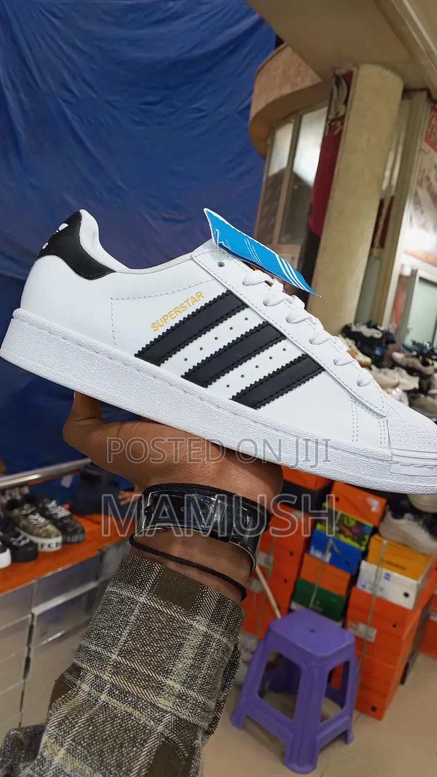 This Is Adidas Superstar Low-Top Snaeker in Ablack White Color