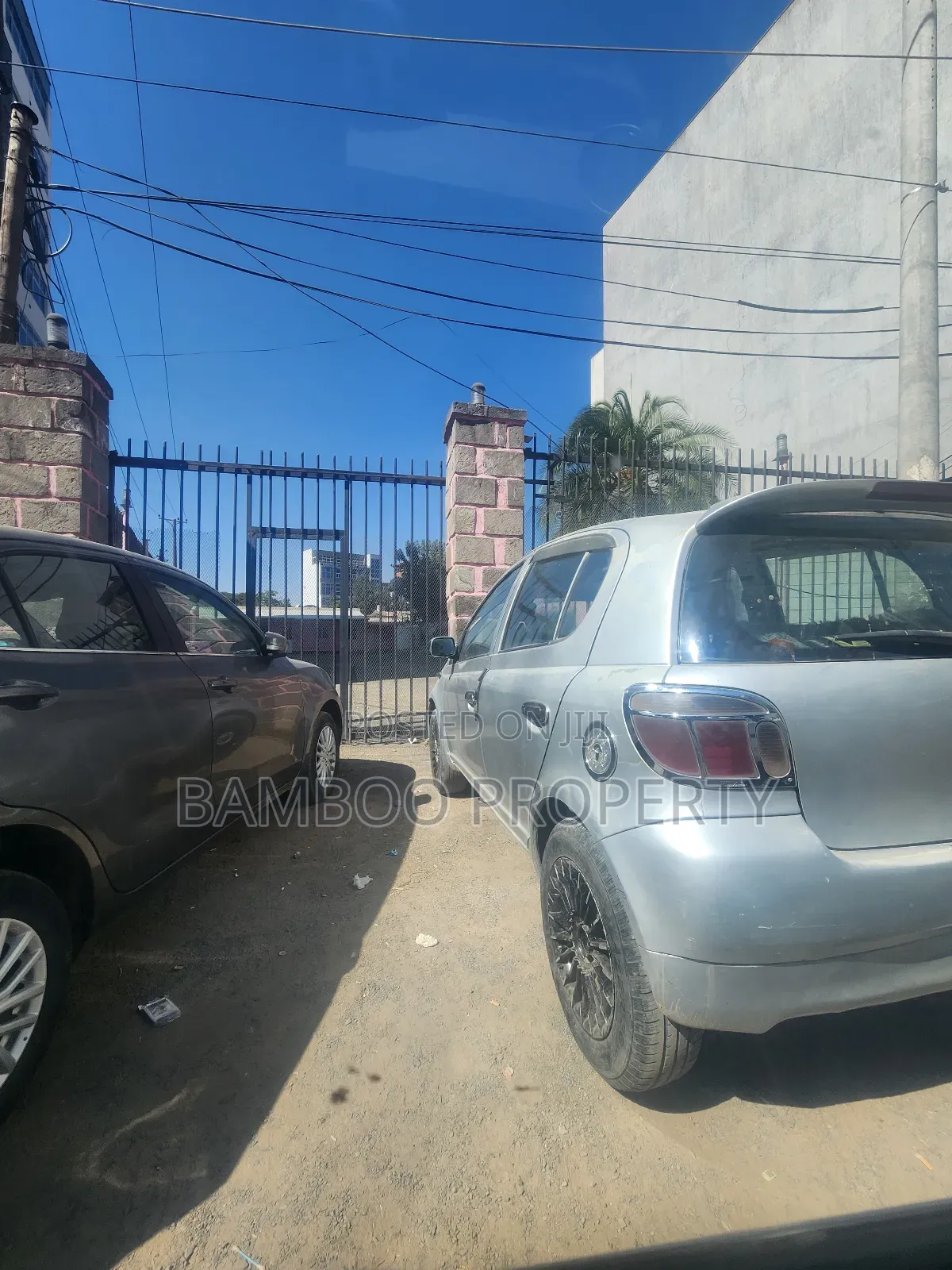 መኪና መሸጫ Car Dealership