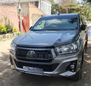 Photo - Toyota Hilux 2020 Gray