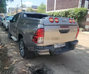 Toyota Hilux 2020 Gray