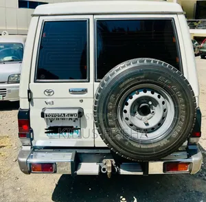 Photo - Toyota Land Cruiser 2018 White