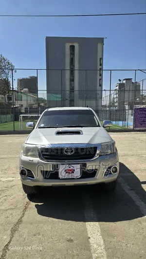 Photo - Toyota Hilux 2014 Silver