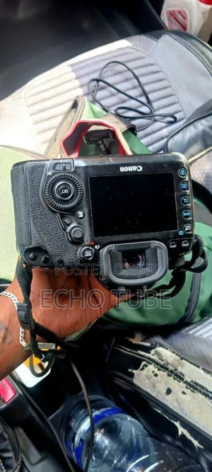 Canon 5d Mark Iv With 18-105mm Lens