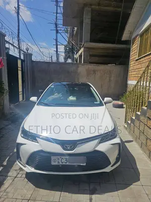 Photo - Toyota Corolla LE 2022 White