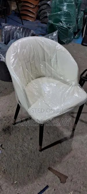 Photo - ወንበር እና ጠረጴዛ