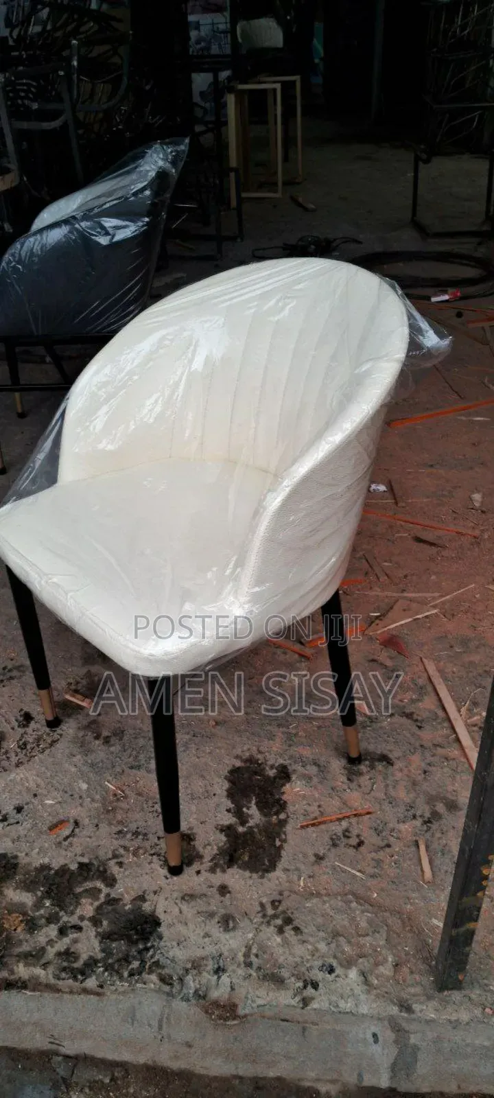 ወንበር እና ጠረጴዛ