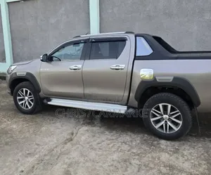 Toyota Hilux Revo Double Cab Deisel 2.4 RWD 2017 Gold