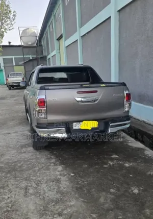 Toyota Hilux Revo Double Cab Deisel 2.4 RWD 2017 Gold