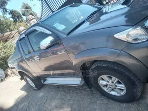 Photo - Toyota Hilux 2013 Gray