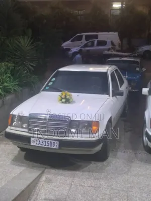 Photo - Mercedes-Benz 200E 1976 White