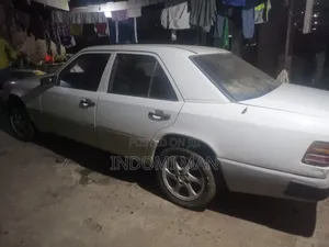 Mercedes-Benz 200E 1976 White